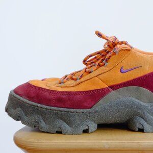 Lahar Low Nike hiking sneakers in Spice Beetroot with grey flecked soles